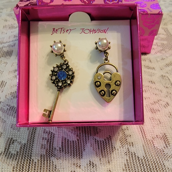 Betsey Johnson Heart Lock & Key Drop Earrings NWT - Picture 2 of 6